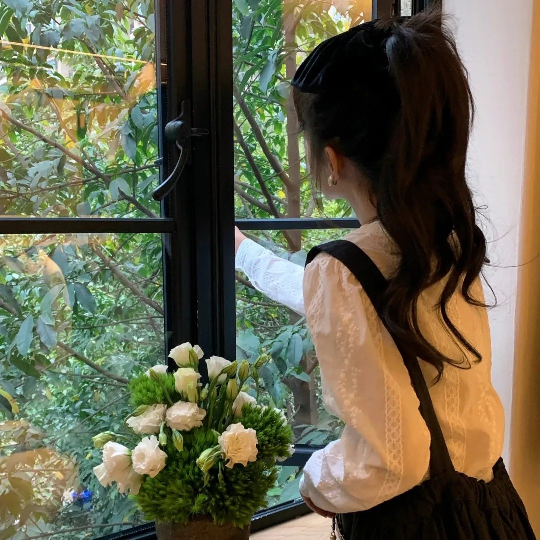 穿风信子蓝的少女